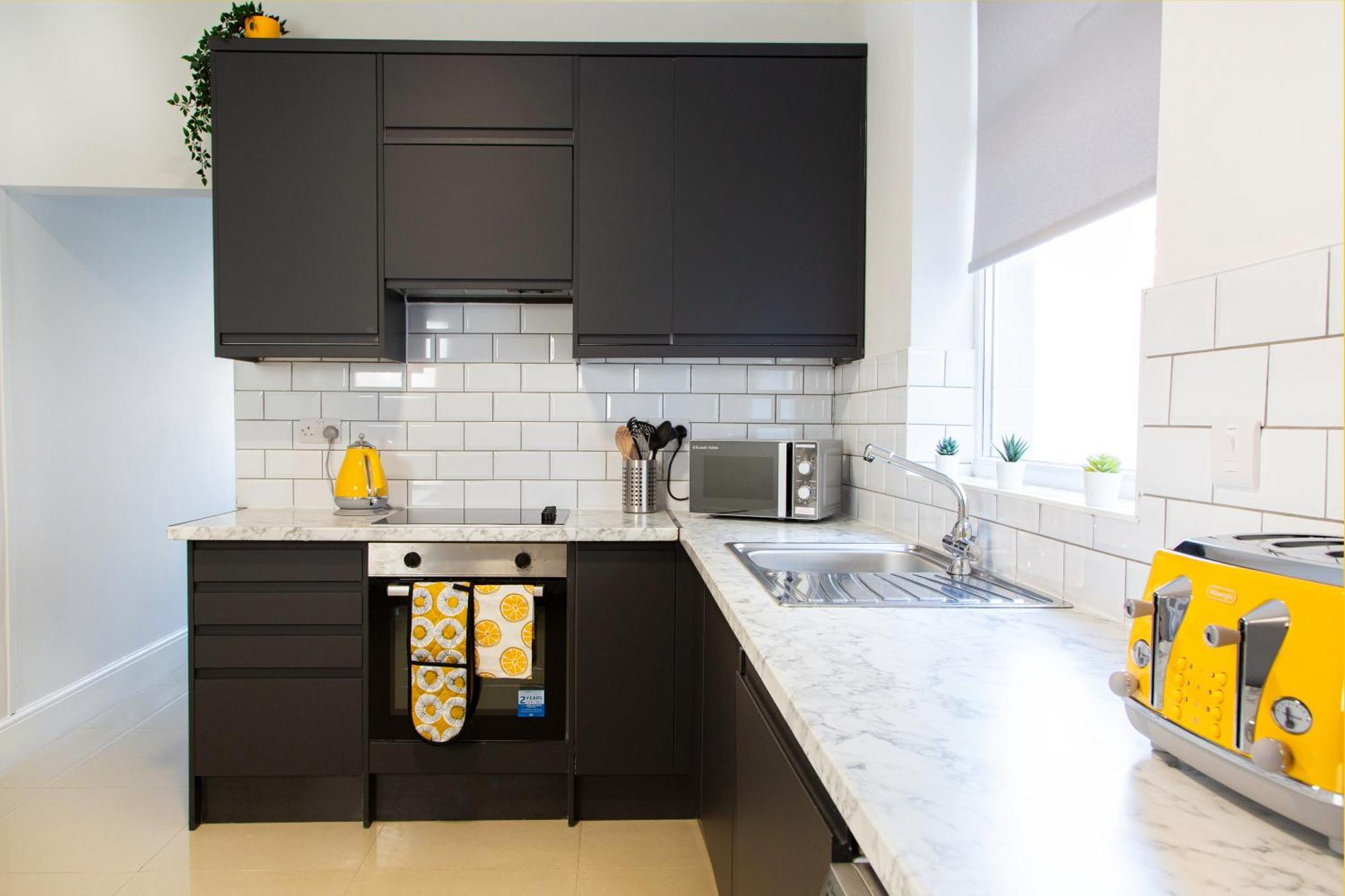 4 Bedrooms Spacious House With 2 Bathrooms Free Parking - Sleeps Up To 10 Guests Liverpool Exterior foto