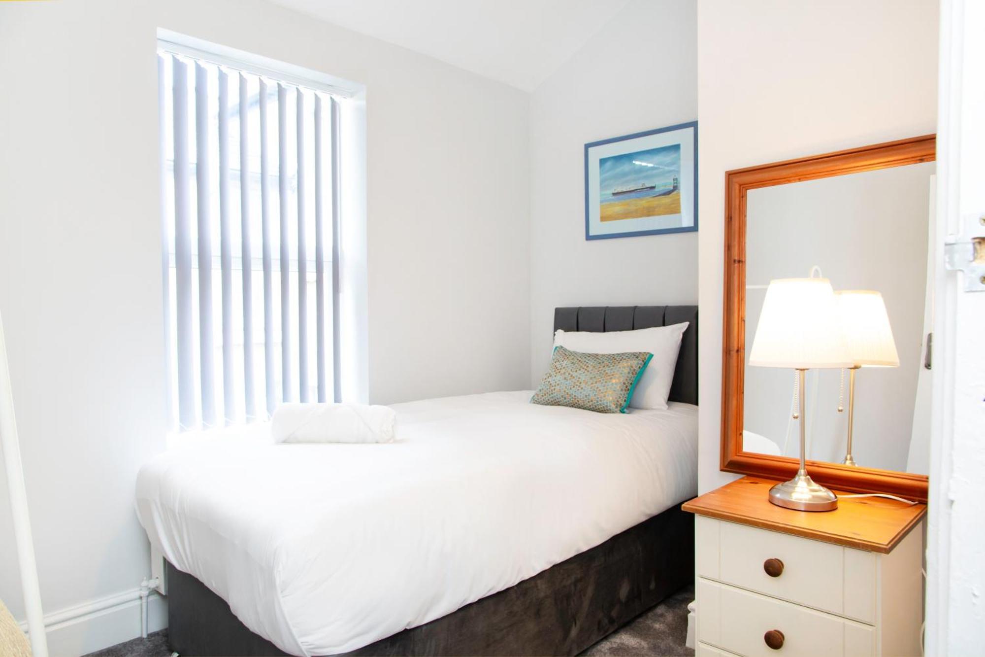 4 Bedrooms Spacious House With 2 Bathrooms Free Parking - Sleeps Up To 10 Guests Liverpool Exterior foto