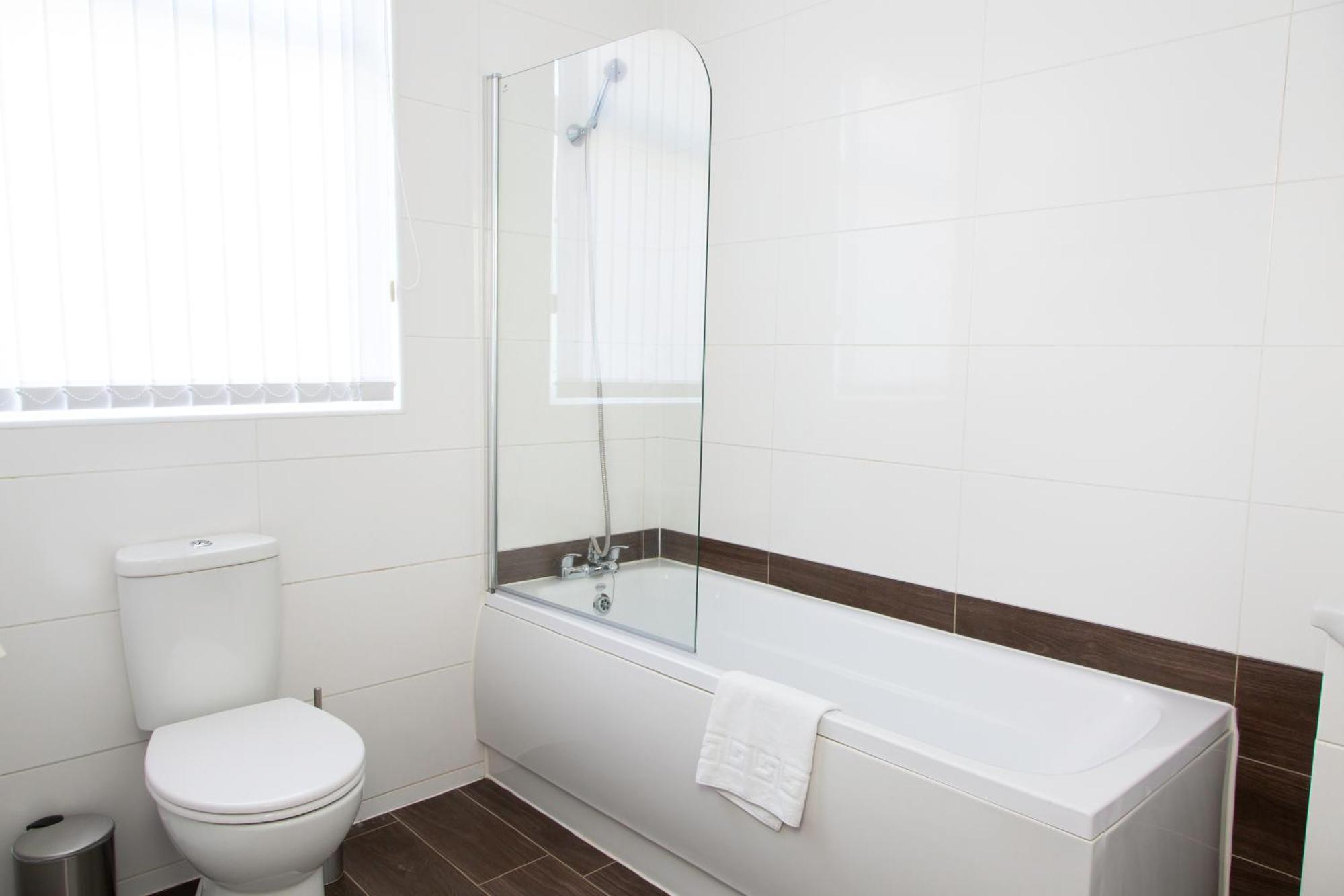 4 Bedrooms Spacious House With 2 Bathrooms Free Parking - Sleeps Up To 10 Guests Liverpool Exterior foto